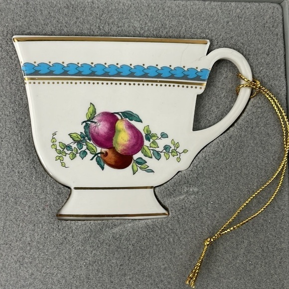 SPODE Flat Teacup Christmas Ornament “TRAPNELL SPRAYS” bone china - Picture 3 of 5